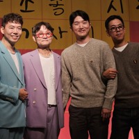 10年前に同性婚を求め提訴した金趙光秀氏（左から2人目）と11日に提訴する金讃永さん（右端）と程圭煥さん（右から2人目）＝ソウルで2024年10月10日午後0時14分、日下部元美撮影