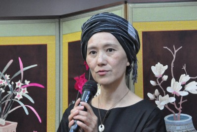 芸人・マルセ太郎の生きざまについて語る長女の梨花さん＝大阪市生野区で2024年6月2日、鵜塚健撮影