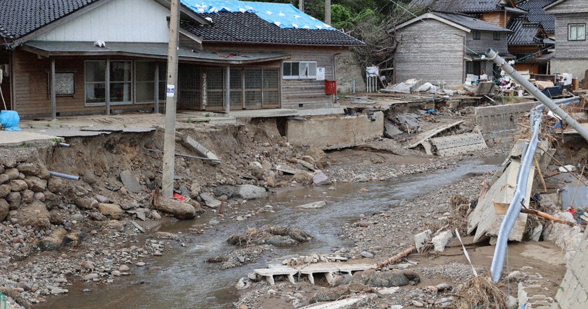地震の傷痕 えぐる豪雨 能登 一時孤立の集落 流木散乱／生活道崩れ