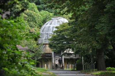 1921年完成の「第一赤道儀室」。三鷹キャンパスに残る最古の建物で、ドイツ製20センチ屈折望遠鏡が設置されている。98年まで太陽黒点のスケッチ観測が行われていた。国の登録有形文化財＝東京都三鷹市の国立天文台で2024年9月11日、手塚耕一郎撮影