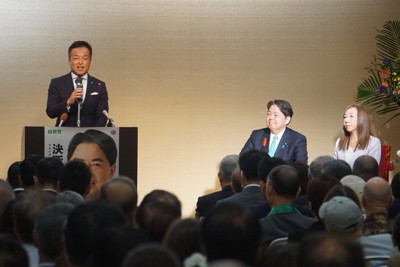林芳正氏の支援者を集めた会合で、林氏（中央）らが見守るなかあいさつする山口県下関市の前田晋太郎市長（左）＝同市で2024年10月6日午後4時49分、柳瀬成一郎撮影