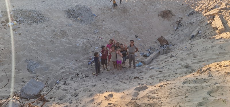 長さ40メートルのクレーター出現 巨大な爆弾で攻撃するイスラエル