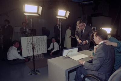 政見放送の収録の様子。直前、秘書が候補者にアドバイスした＝東京都渋谷区のNHK放送センターで1990年1月30日、八木正撮影