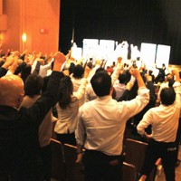 野党の立候補予定者の演説会でガンバローと拳を突き上げる聴衆＝奈良市内で2024年10月11日午後7時54分、稲生陽撮影