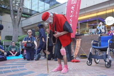 「念仏じょんがら」を披露するギリヤーク尼ケ崎さん（中央）＝東京都新宿区で2024年10月13日午後2時39分、後藤豪撮影