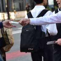 街頭でビラを配り、支援を求める立候補予定者