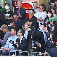 衆院選が公示され、街頭演説に集まった有権者ら＝東京都八王子市で2024年10月15日午前9時11分、新宮巳美撮影