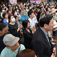 衆院選が公示され、街頭演説に耳を傾ける人たち＝東京都豊島区で2024年10月15日午前10時55分、宮間俊樹撮影