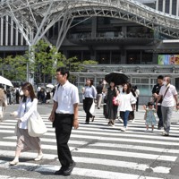 JR博多駅前を行き交う人たち＝山口響撮影