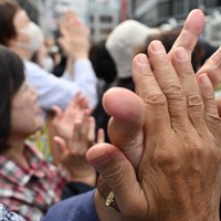 衆院選が公示され、街頭演説に拍手する人たち＝2024年10月15日午前10時57分、宮間俊樹撮影