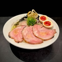 東京・中目黒の人気ラーメン店「Ramen　Jazzy　Beats」の「特上鶏ニボらぁ麺」。キャッシュレス決済手数料と消費税込みで1杯1850円＝同店提供