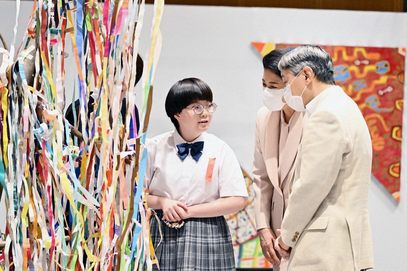 両陛下、岐阜の木遊館を訪問 「楽しいですか」 竹下景子さんが案内