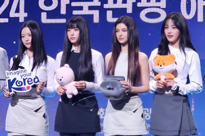 韓国観光名誉広報大使を委嘱されたハニさん（左端）を含む「NewJeans」のメンバー＝ソウル市で2024年7月11日、日下部元美撮影