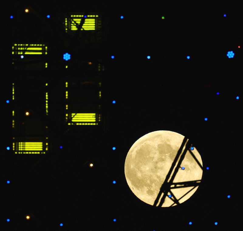 今年最大の満月「スーパームーン」 札幌で観測、テレビ塔と共演 | 毎日新聞