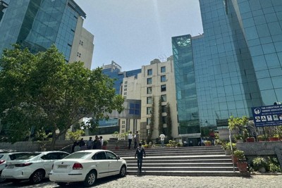 インドの首都ニューデリー郊外にあるオフィス街＝2024年5月1日午後1時45分、川上珠実撮影