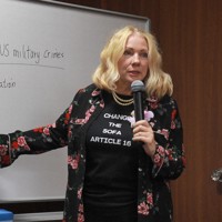 米兵による日本国内の事件や事故の被害実態について説明するキャサリン・フィッシャーさん＝東京都千代田区で2024年10月10日午後7時ごろ、大場弘行撮影