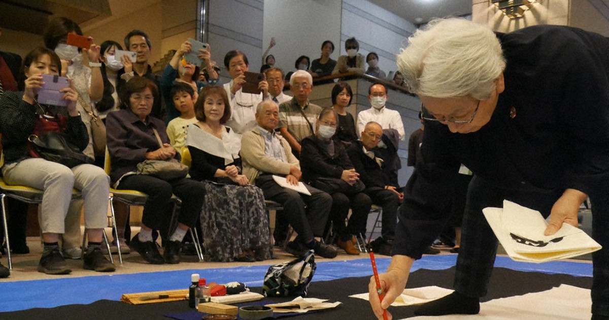 元河北書道展審査委員長、元毎日書道展評議員の長井青葉先生の作品。愚徹。 毎日書道展東北山形展 巧みな筆遣い披露 審査会員3人が席上揮毫 ／山形