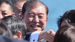 衆院選で支援者らと握手を交わす石破茂首相＝福島県いわき市で2024年10月15日、和田大典撮影