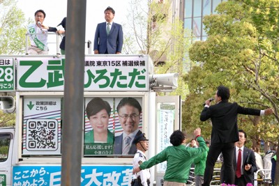 演説中に至近距離からヤジを飛ばす「つばさの党」関係者（右手前）＝東京都江東区で2024年4月16日午後5時28分、白川徹撮影