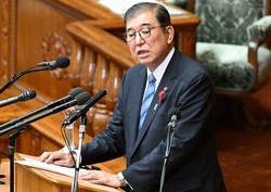 衆院本会議で公明党の石井啓一代表の質問に答える石破茂首相＝国会内で2024年10月7日午後4時42分、平田明浩撮影