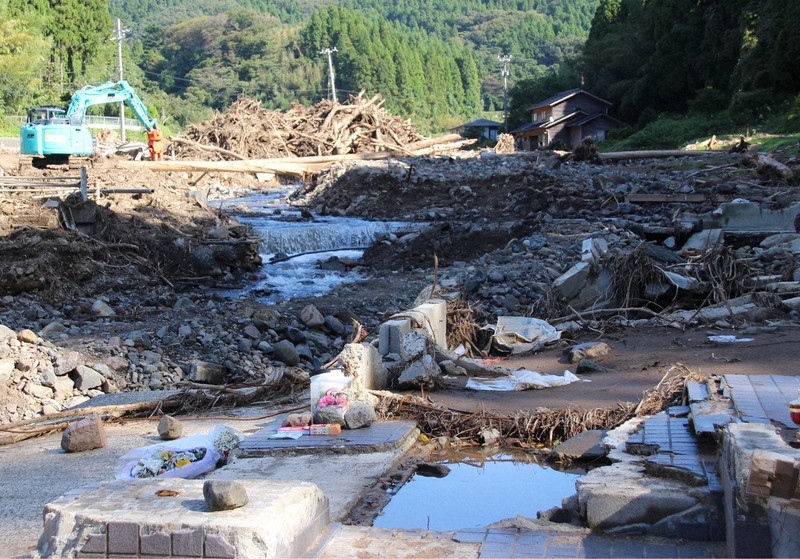 能登豪雨1カ月 犠牲者悼み黙とう 地震と合わせ400人避難生活 [写真特集
