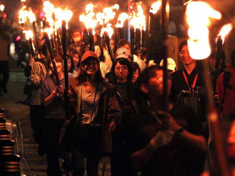 防災への思い新たに 稲むらの火祭り たいまつ片手にお練り 広川