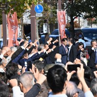 候補者の街頭演説で拳を突き上げる支援者ら＝和歌山県海南市で2024年10月20日、駒木智一撮影