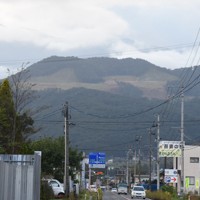 造成工事が進み山肌があらわになる先達山のメガソーラー建設地＝福島市で2024年10月11日午後4時41分、山口智撮影