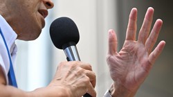 衆院選で支持を訴える候補者。原子力政策も争点のひとつだ＝福岡市中央区で2024年10月15日、平川義之撮影