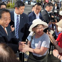 街頭演説の後、有権者と記念撮影する野田佳彦・立憲民主党代表（左）＝東京都板橋区で2024年10月20日午後2時27分、奥村隆撮影