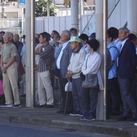 千葉3区の候補の演説に耳を傾ける聴衆＝千葉市緑区で2024年10月15日、浅見茂晴撮影