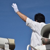 街頭で手を振る候補者＝横浜市で2024年10月19日、蓬田正志撮影