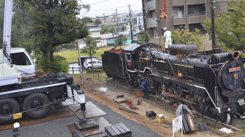 徳山動物園「玄関口の顔」 SL修復で移設 黒光りに復元、来年度お披露目