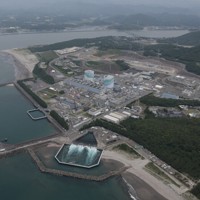 1号機の運転期間が7月に40年を超えた九州電力川内原発＝鹿児島県薩摩川内市で2024年6月19日、本社ヘリから