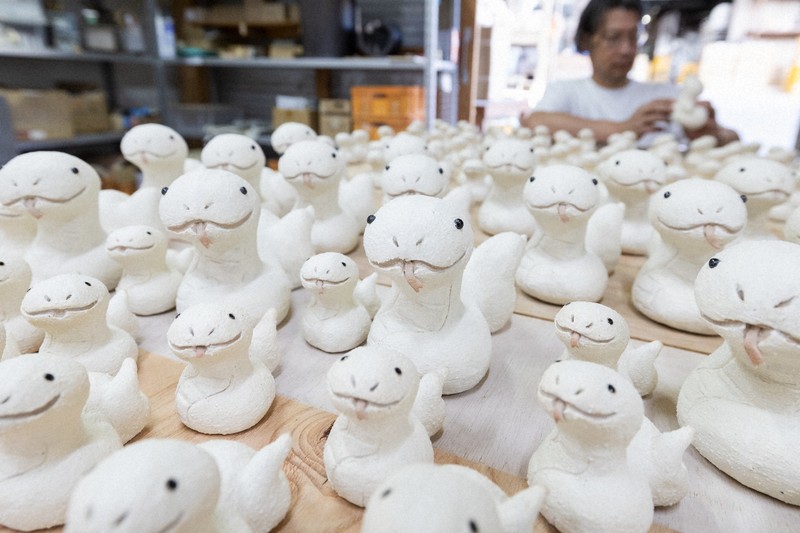 来年のえとは「巳」 信楽焼産地でヘビの置物づくり進む 滋賀 | 毎日新聞