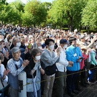 街頭演説に耳を傾ける有権者ら＝大阪市住之江区で20日、北村隆夫撮影