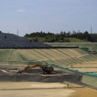 東京電力福島第1原発事故による福島県内の除染で出た土を保管する中間貯蔵施設。写真は高さ15メートル近く土を積み上げた土壌貯蔵施設＝福島県大熊町で6月8日、尾崎修二撮影
