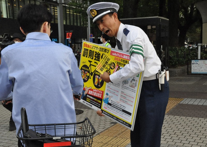 自転車の「ながらスマホ」、罰金か懲役刑に 11月から厳罰化 | 毎日新聞