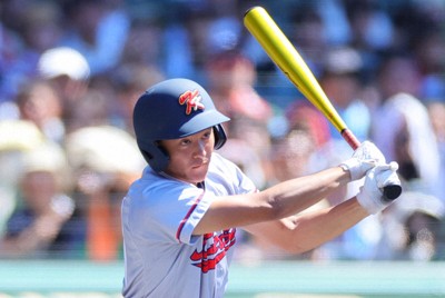 伝統のユニホームで始球式 PL学園軟式野球部、最後の夏へ | 毎日新聞