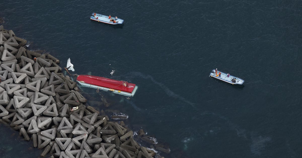 三重・鳥羽の沖合で漁船が転覆 [写真特集1/12] | 毎日新聞