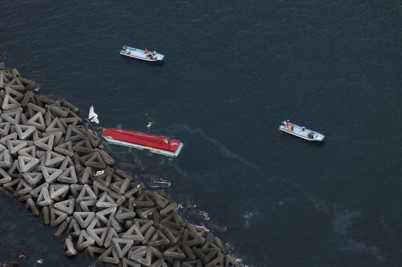 三重・鳥羽の沖合で漁船が転覆 [写真特集1/12] | 毎日新聞