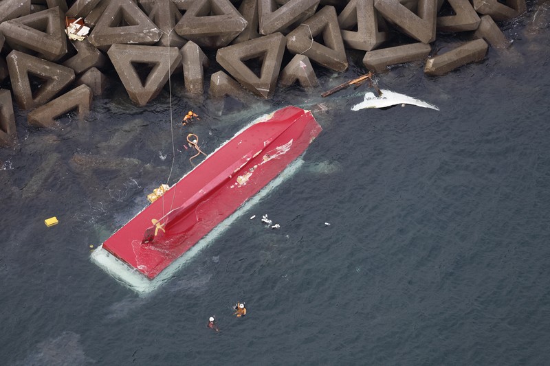 鳥船 三重・鳥羽の沖合で漁船が転覆 [写真特集1/12] | 毎日新聞