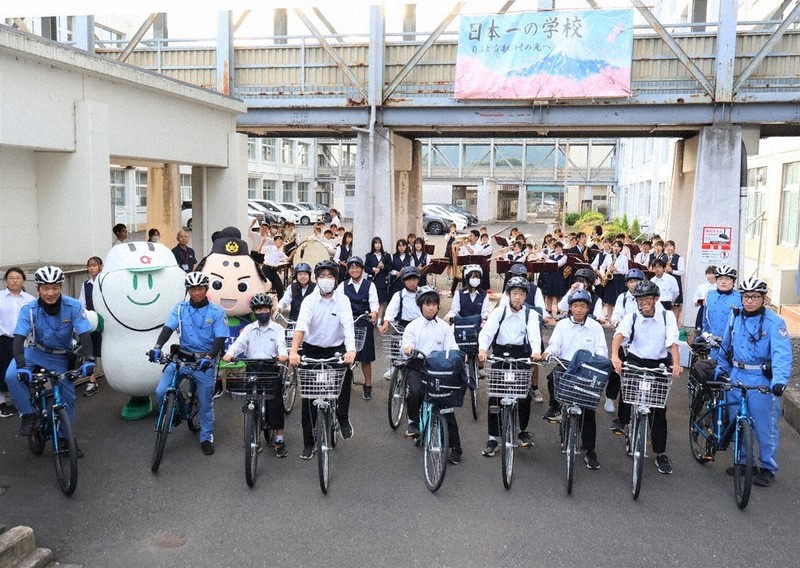 10（とっても）・2（つよい）3（みかた）だ自転車ヘルメット 綾部中生