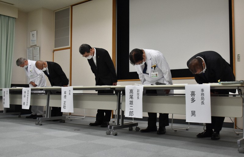 赤穂市民病院での医療事故の経緯を説明して謝罪する牟礼正稔市長（中央）ら＝兵庫県赤穂市中広の同病院で2022年6月28日午後4時6分、喜田奈那撮影