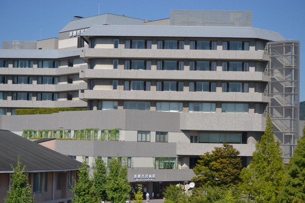 兵庫県赤穂市の赤穂市民病院＝同市中広で2015年8月27日午後2時50分、川畑展之撮影