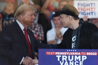 トランプ氏に「全賭け」するマスク氏 180億円以上を投入 | 毎日新聞