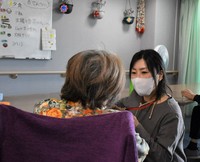 A care worker talks to a resident at a special elderly nursing home in Tokyo's Meguro Ward in this November 2023 file photo. There is a serious shortage of workers in the nursing care field. (Mainichi/Rikka Teramachi)