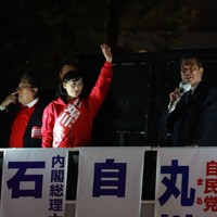 選挙戦最終日、応援に駆けつけた石破茂首相の隣で支援を呼びかける丸川珠代氏（右から3人目）＝東京都渋谷区恵比寿南1の恵比寿駅前で2024年10月26日午後6時43分、大場弘行撮影