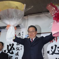 衆院にくら替えして初の当選が確実となり、花束を掲げる世耕弘成氏＝和歌山県田辺市で2024年10月27日午後8時7分、大澤孝二撮影