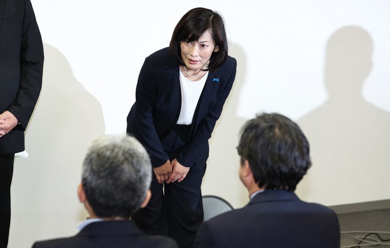 集まった支持者に厳しい表情で頭を下げる丸川珠代氏＝東京都港区で2024年10月27日午後10時17分、玉城達郎撮影